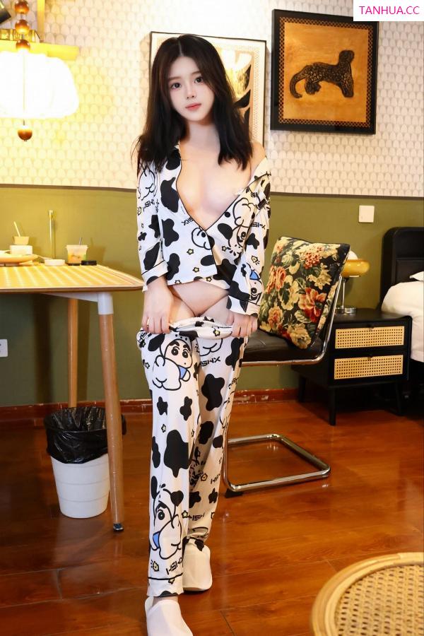   [XiuRen]高清写真图 2024.05.10 No.8517 小薯条nienie 美臀性感第27张图片